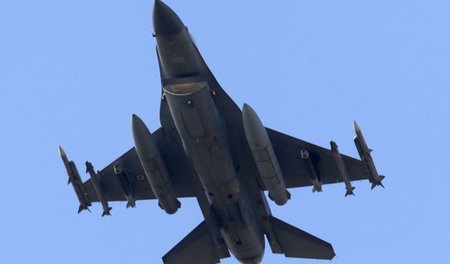 Militärflughafen Incirlik, 29. Juli: Mit Raketen beladen startet...