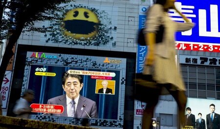 Tokio am Freitag: Shinzo Abes Rede wird auf einer Großleinwand ü... Tokio am Freitag: Shinzo Abes Rede wird auf einer Großleinwand ü...