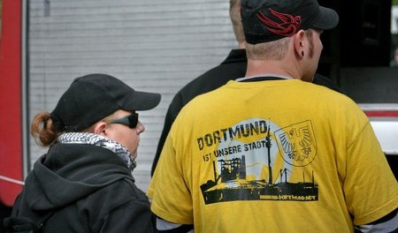 Wollen Hilfspolizei spielen: Neonazis des seit August 2012 verbo...