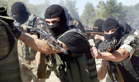 Und wenn nichts anderes hilft, zeigen sie gern ihre Waffen: Die ...