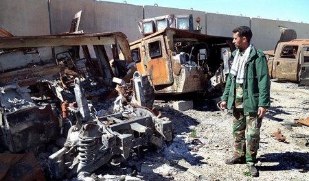 Spuren eines IS-Angriffs auf ein Armeelager bei Tikrit im März d...