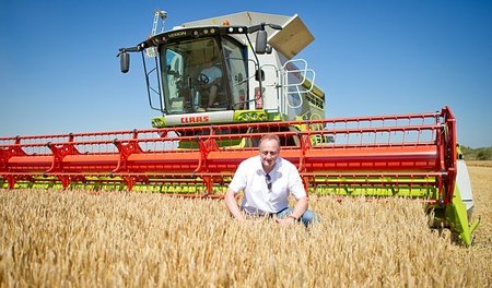 Funktionär vor Mähdrescher: Bauernverbandschef Joachim Rukwied a...
