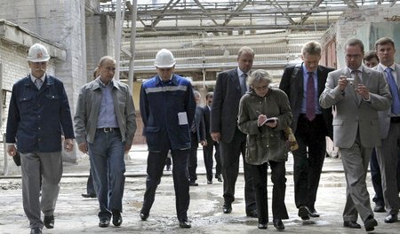 Juni 2009: Russlands damaliger Regierungschef Putin (2. v.l.) be...