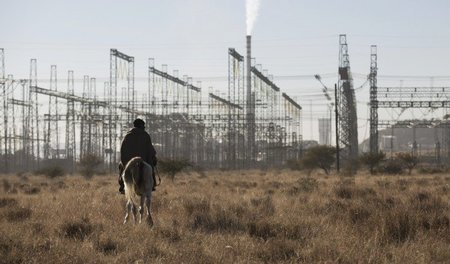 Muttermale der alten Gesellschaft. Reiter vor Stromtrassen, die ...