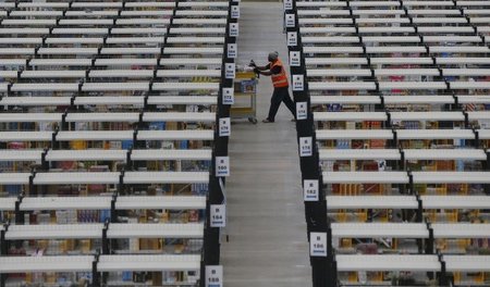 Wer nicht spurt, der fliegt. Jeder Handgriff der Amazon-Beschäft... Wer nicht spurt, der fliegt. Jeder Handgriff der Amazon-Beschäft...