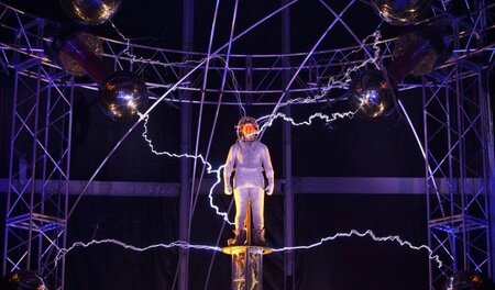 Der Magier David Blaine nutzt den Tesla-Transformator für seine ... Der Magier David Blaine nutzt den Tesla-Transformator für seine ...
