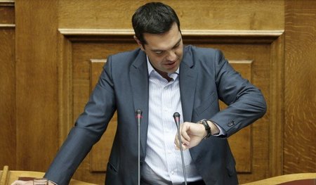Zeit zu gehen: Alexis Tsipras bei der Debatte über ein neues Mem... Zeit zu gehen: Alexis Tsipras bei der Debatte über ein neues Mem...