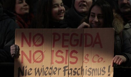 Protest gegen Islamhasser in Düsseldorf (Januar 2015): Die offiz... Protest gegen Islamhasser in Düsseldorf (Januar 2015): Die offiz...