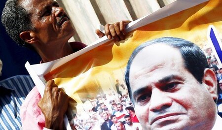 Unterstützung für Al-Sisi: Angestellter des Finanzministerium mi... Unterstützung für Al-Sisi: Angestellter des Finanzministerium mi...