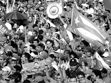 Kundgebung in Caracas: mit Kuba-Fahne und Chavez-Porträt