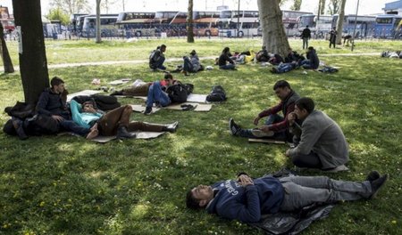 Warten in Belgrad: Flüchtlinge harren nahe dem Busbahnhof unter ...