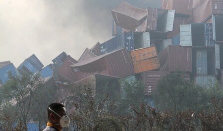Zerstörte Container im Hafen von Tianjin nach der Expolosion am ...