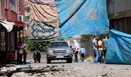 Checkpoint der YDG-H in Silvan: Kämpfer der PKK-Jugendorganisati...