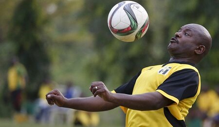 Bleibt am Ball, weil seine Sicherheitskräfte scharf schießen: Bu...