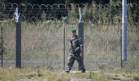 Französischer Soldat am Sperrzaun in der Nähe des Eurotunnels be...