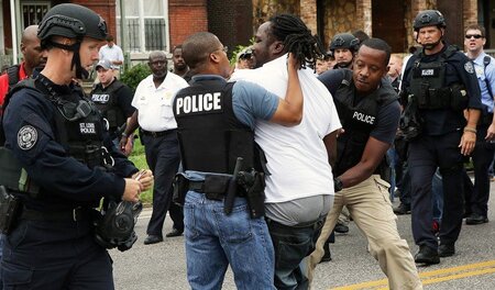 Polizisten nehmen am Mittwoch in St. Louis einen Demonstranten f...