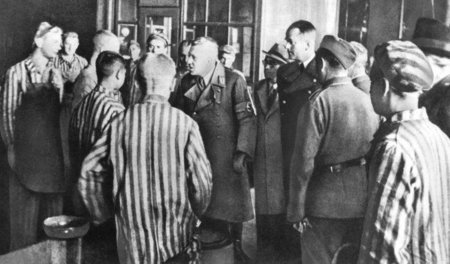 Zwangsarbeit für die Rüstung: Albert Speer (Mitte rechts)im Somm...
