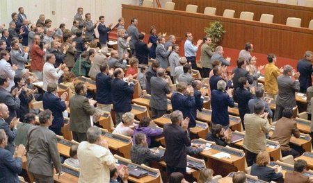 Applaudierend in den Untergang: Die Volkskammer-Abgeordneten nac...