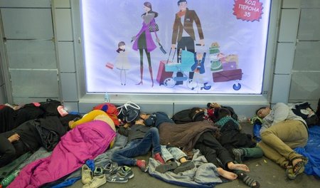 Schutz vor Regen: Flüchtlinge schlafen im Belgrader Busbahnhof (...
