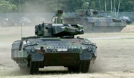 Zwei Schützenpanzer des Typs »Puma« werden am 24. Juni 2015 auf ...