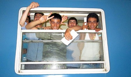 Flüchtlinge, die aus Serbien über die Grenze nach Ungarn eingere...
