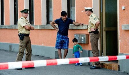 Unter Polizeischutz: Saig aus Aserbaidschan mit seinem Sohn Saim... Unter Polizeischutz: Saig aus Aserbaidschan mit seinem Sohn Saim...