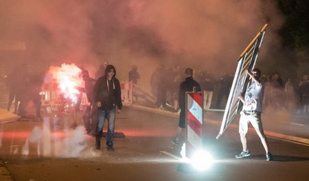 Zwei Nächte in Folge tobte der Mob: Heidenau am Sonnabend Zwei Nächte in Folge tobte der Mob: Heidenau am Sonnabend
