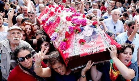Protest bei Beerdigung: Hunderte nehmen in Istanbul Abschied von...