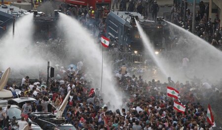 Wasserwerfer und Tränengas: Am Sonntag ging die Polizei in Beiru...