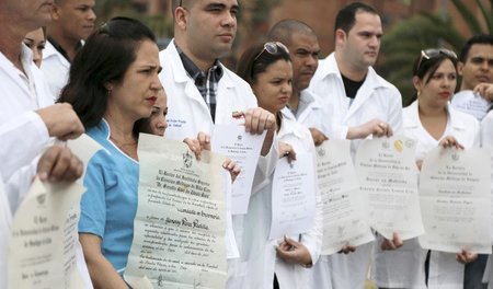 Desillusioniert in Bogotá: Kubanische Mediziner fordern am verga...