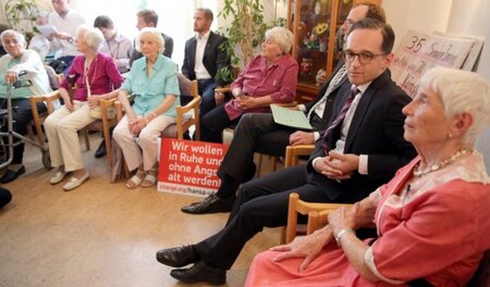 Hände falten und nichts tun: Bundesjustizminister Heiko Maas (SP... Hände falten und nichts tun: Bundesjustizminister Heiko Maas (SP...
