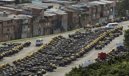 Halbfertige Lkw nahe dem Daimler-Werk São Bernardo do Campo in B... Halbfertige Lkw nahe dem Daimler-Werk São Bernardo do Campo in B...