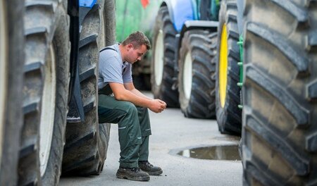 Kampfpause: Protestierender Landwirt bei Protestkundgebung gegen... Kampfpause: Protestierender Landwirt bei Protestkundgebung gegen...