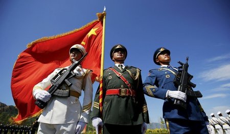 Parade zum Jahrestag des Kriegsendes: Soldaten der chinesischen ...
