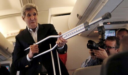US-Außenminister John Kerry präsentiert nach einem Unfall Report...