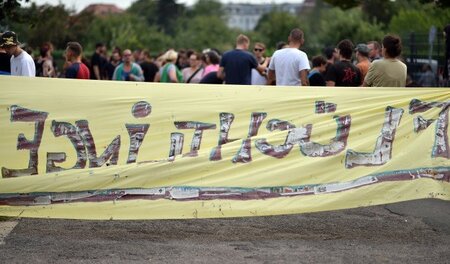 Protest gegen Verlegung nach Heidenau: Flüchtlinge und ihre Unte...