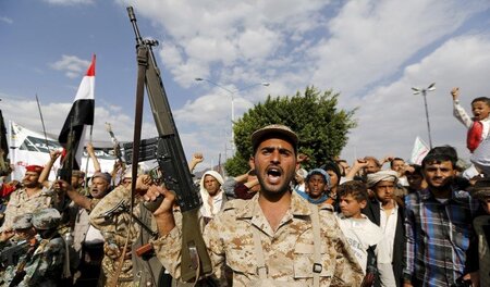 Anhänger der Ansarollah demonstrieren am Montag in Sanaa gegen d...