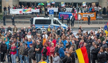Auch in Thüringen (hier in Suhl) rotten sich Ausländerfeinde zu ...