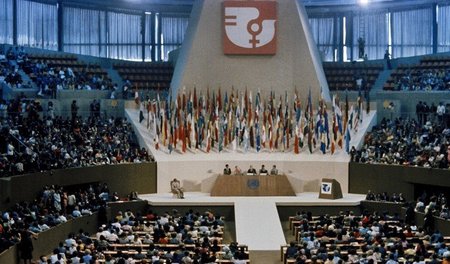 Die Weltkonferenz zum »Internationalen Jahr der Frau« wurde am 1... Die Weltkonferenz zum »Internationalen Jahr der Frau« wurde am 1...