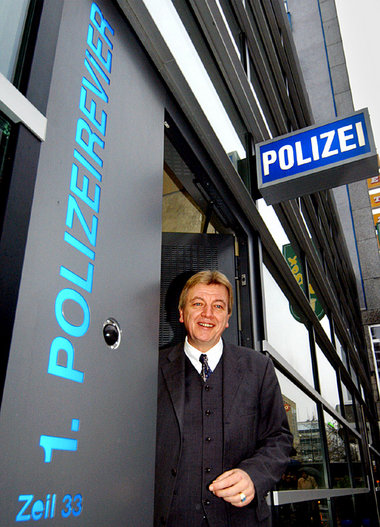 Massenhaft Post für Hessens Innenminister Volker Bouffier: Karte... Massenhaft Post für Hessens Innenminister Volker Bouffier: Karte...