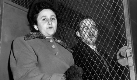 Ethel und Julius Rosenberg 1951 bei einem Gefangenentransport Ethel und Julius Rosenberg 1951 bei einem Gefangenentransport