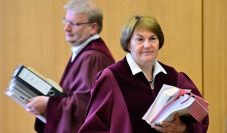 Hat jetzt geurteilt: Die Vorsitzende Richterin des 1. Senats und... Hat jetzt geurteilt: Die Vorsitzende Richterin des 1. Senats und...