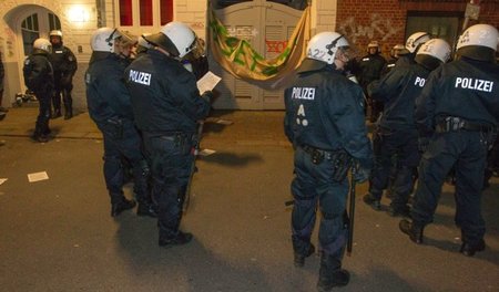 »Aus der Szene wird berichtet, dass »Block« eine Demo mit vorber... »Aus der Szene wird berichtet, dass »Block« eine Demo mit vorber...