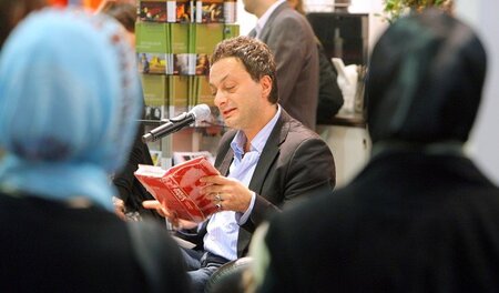 Feridun Zaimoglu liest auf der Frankfurter Buchmesse aus seinem ...