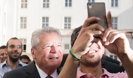 Der Präsident rückt sich ins rechte Licht. Für einen Fototermin ...