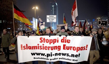 Aufmarsch der Islamfeinde: Pegida-Demonstration nahe des Berline...