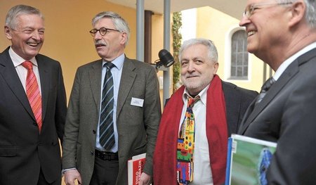 Seit' an Seit': Die Islamfeinde Thila Sarrazin (2. v. l.) und de...