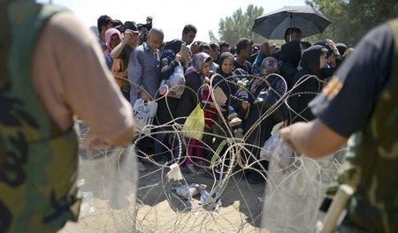 Migranten, die von Griechenland aus die Grenze nach Mazedonien ü...