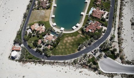 Verschwendung ohne Wasserzähler: Häuser mit Swimmingpools rund u...
