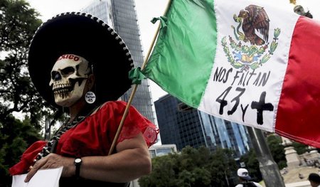 Protest mit Totenmaske: Ein Demonstrant in Mexiko-Stadt erinnert...